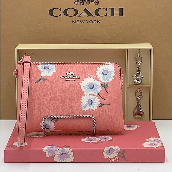 COACH Boxed Corner Zip Wristlet With Daisy Print - Picture 2 of 15